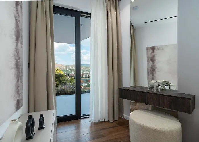Luxury Hills