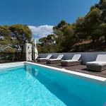 Luxury Hills *
