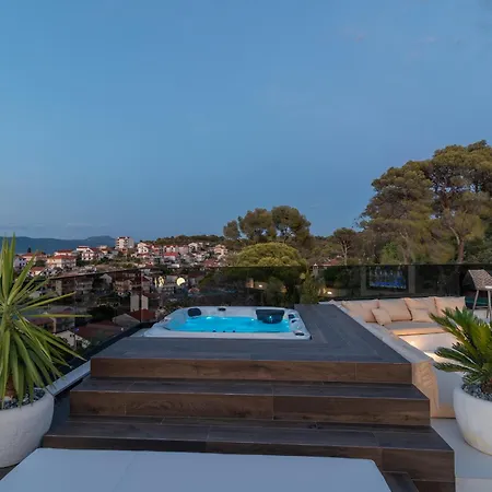 Luxury Hills *