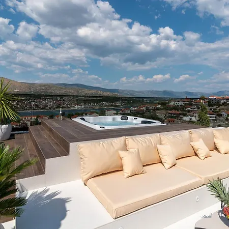 Luxury Hills ヴィラ *