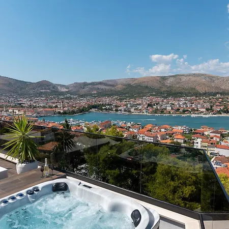 Luxury Hills トロギール