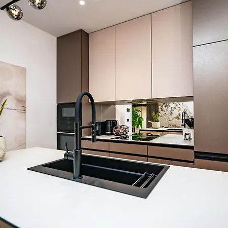 Luxury Hills トロギール