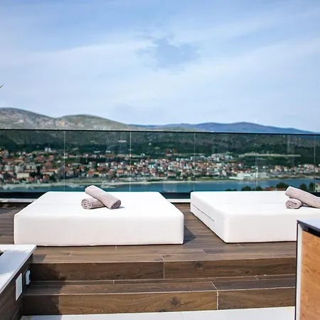 Luxury Hills * トロギール