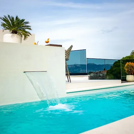 Luxury Hills ヴィラ *