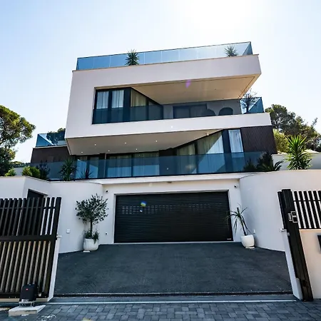 Luxury Hills ヴィラ トロギール