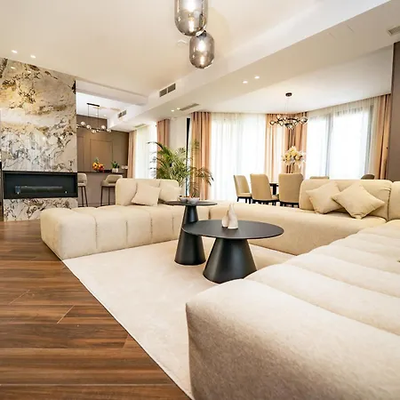 Luxury Hills * トロギール